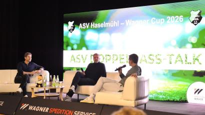 Bild: Hubert Ziegler
Der ASV-Doppelpass-Talk in Kümmersbruck mit den beiden Moderatoren Peter Hardenacke (links) und Sascha Roos (rechts) sowie Dietmar Hamann.