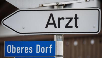 Bild: Armin Weigel/dpa
Auf dem Land ist die nächste Arztpraxis nicht immer um die Ecke. (Symbolbild)