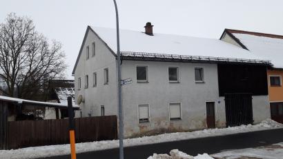 Bild: wkr
Das leerstehende Wohnhaus in der Schulstraße soll abgerissen und durch ein Lagergebäude ersetzt werden. Der Gemeinderat Ebnath erteilte sein Einvernehmen.