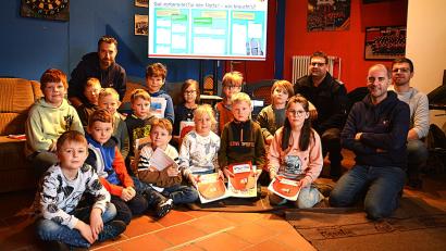 Bild: Fritz Dietl
Die Mitglieder der Kinderfeuerwehr freuten sich über die abwechslungsreiche Gruppenstunde zum Thema Katastrohenschutz mit dem Kommandanten Michael Werner (Dritter von rechts). Gruppenleiter ist Christian Leißl (Zweiter von rechts).