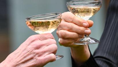 Bild: Jens Kalaene/dpa
Nach der Adventszeit und den Feiertagen haben viele Menschen das Gefühl, dass sie nun erst einmal weniger oder gar nicht trinken sollten. (Symbolbild)