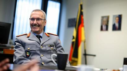 Bild: Christoph Reichwein/dpa
Generalleutnant Robert Sieger