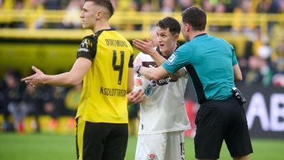 Bild: Bernd Thissen/dpa
Ein hartes Foul von BVB-Verteidiger Nico Schlotterbeck wurde nur mit Gelb geahndet.