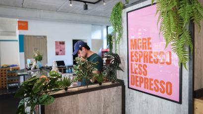 Bild: Christian Charisius/dpa
Nach einer neuen Umfrage wollen viele jüngere Menschen das Leben genießen, anstatt sich nur bei der Arbeit abzumühen. (Symbolbild)