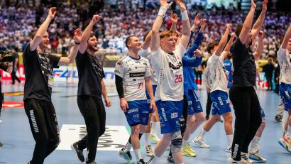 Bild: Cornelius Poppe/NTB/dpa
Die Färinger feiern den historischen Handball-Abend mit ihren Fans.