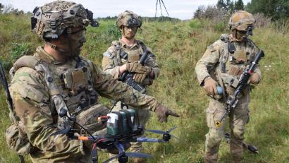 Bild: bö
Bei den angesagten Übungsvorhaben im Truppenübungsplatz Hohenfels wird der Einsatz von Drohnen einen hohen Stellenwert einnahmen, so wie hier gezeigt, bei Saber Junktion 2025 im vergangenen Herbst.,