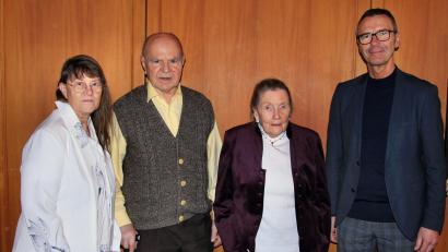 Bild: Leonhard Ehras
An der Feier zum 90. Geburtstag von Ingrid Ziesmann (von links): Tochter Jutta, Horst Ziesmann, die Jubilarin Ingrid Ziesmann sowie Bürgermeister Peter Achatzi. Sohn Jürgen ist Biologie-Professor in den USA. Er konnte zur Geburtstagsfeier nicht nach Deutschland kommen.