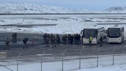 Bild: Julia Wäschenbach/dpa
Erst am Freitag angekommen: Die Bundeswehr hat ihr Erkundungsteam aus Grönland wieder abgezogen.