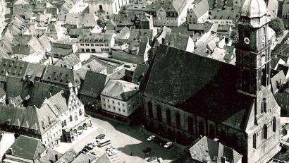 Luftbild: Werner Lischka
Zum Abschluss unseres Bilderrätsels muss nicht mehr geraten werden. Als "Zugabe" gibt es eine Aufnahme des Marktplatzes. Schönes Detail: Damals wurde hier noch geparkt.