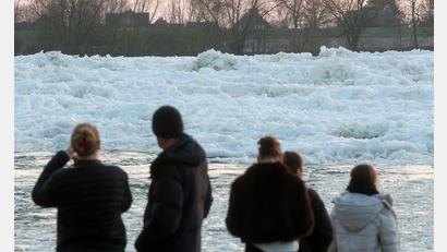 Bild: Bodo Marks/dpa
Zahlreiche Menschen nutzten das Wochenendende, um an der Elbe ein seltenes Naturspektakel zu bewundern: Eisberge auf dem Fluss.