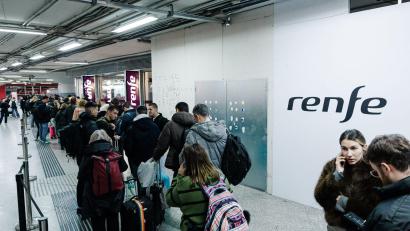 Bild: Carlos Luján/EUROPA PRESS/dpa
Der Verkehr auf der wichtigen Strecke zwischen Madrid und Andalusien ist bis auf weiteres unterbrochen.