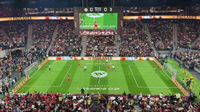 Bild: Klaus Bergmann/dpa
Budenzauber mit Fußball-Legenden wie Arjen Robben und Franck Ribéry (rote Trikots) in München.