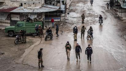 Bild: Moawia Atrash/dpa
Soldaten der syrischen Armee am Samstag in der Stadt Deir Hafir. Die Armee hat dort nach eigenen Angaben die Kontrolle von kurdischen Kräften übernommen.
