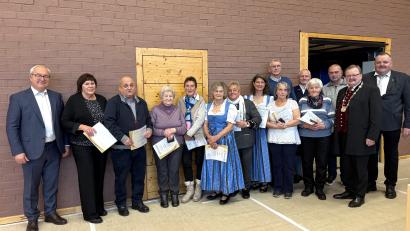Bild: Susanne Forster
Beim Neujahrsempfang in Bärnau ehrte Bürgermeister Alfred Stier (Zweiter von rechts) viele Gemeindebürger für ihr Engagement. Auf dem Bild sind einige der Geehrten zu sehen.