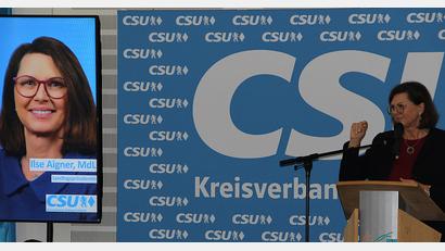 Bild: Gerhard Krones
Landtagspräsidentin Ilse Aigner war die Hauptrednerin im Vitusheim Schnaittenbach: Für ihre 40-minütigen Ausführungen gab es viel Applaus.