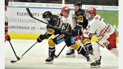 Bild: Hubert Ziegler
Roberts Baranovskis (Mitte) vom ERSC Amberg kann sich in dieser Szene an der Scheibe behaupten.