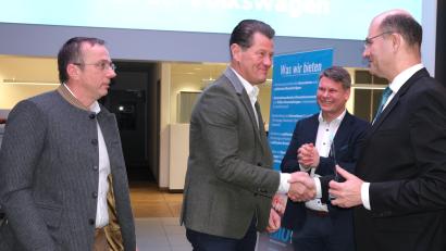 Bild: Hirsch
Finanzminister Albert Füracker und der Bezirksvorsitzende der Mittelstandsunion, Benjamin Zeitler (von rechts) überreichten Thomas Rosenkranz (Mitte) und Georg Ehrenreich (links) den Mittelstandspreis für den MU-Kreisverband Schwandorf.