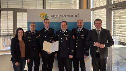 Bild: Kreisbrandinspektion im Landkreis Schwandorf/Pressestelle
Einen Wechsel hat es im Führungsteam der Kreisbrandinspektion Schwandorf gegeben (von links):
Viktoria Schmalhofer (Leiterin Abteilung 4/Öffentliche Sicherheit & Ordnung), Kreisbrandinspektor Thomas Schmidt, der neue Kreisbrandmeister Andreas Woeckel, sein Vorgänger Heinrich Seltl, Kreisbrandrat Christian Demleitner und Landrat Thomas Ebeling.