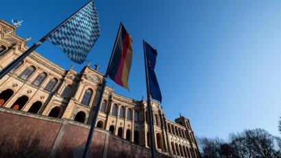 Bild: Sven Hoppe/dpa
Der Graffiti-Schriftzug am Landtag ist etwa acht Meter lang. (Archivbild)