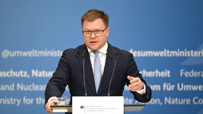 Bild: Elisa Schu/dpa
„Richtig geile Autos“ bringen die deutschen Hersteller nach Ansicht von Bundesumweltminister Carsten Schneider (SPD) auf den Markt für Elektroautos.