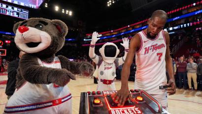 Bild: Ashley Landis/AP/dpa
Kevin Durant überholte Nowitzki mit Freiwürfen kurz vor Schluss und feierte danach den Sieg der Rockets.