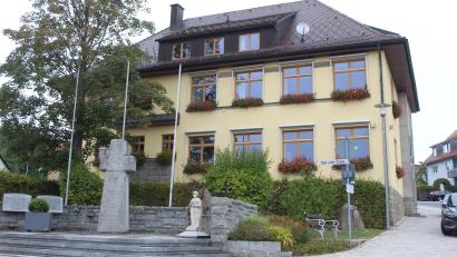 Archivbild: soj
Im Rathaus Neusorg wird der Chefsessel frei. Wer wird auf Peter König folgen: Corbinian Wedlich oder Oliver Becher?