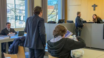 Bild: Leon Karwath
Für den siebten Prozesstag ist ein Mann aus den Niederlanden als Zeuge geladen. Es handelt sich dabei um den ehemaligen Besitzer des Lagerkomplexes in Arnheim.