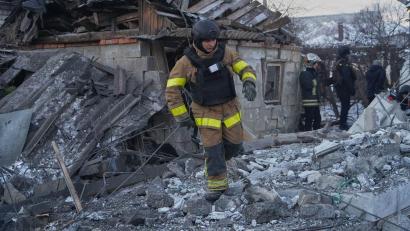 Bild: Andrii Marienko/AP/dpa
Russische Bomben trafen ein Viertel mit Einfamilienhäusern in Charkiw.