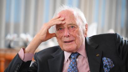 Bild: Bernd Weißbrod/dpa
Mit einem Fake-Video von Reinhold Würth versuchen Betrüger, groß Kasse zu machen. (Archivbild)