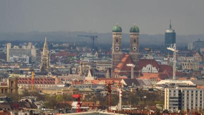 Bild: Peter Kneffel/dpa
Soll künftig zwei weitere markante Erhebungen beinhalten: die Münchner Skyline. (Archivbild)