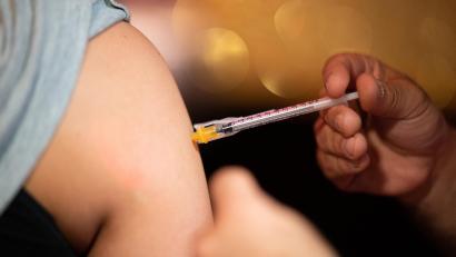 Symbolbild: Daniel Reinhardt
Eine Masern-Impfung ist seit 2020 Voraussetzung, um eine Kinderbetreuungseinrichtung zu besuchen. Das Thema befasst immer wieder auch die Gerichte, so wie jetzt das Verwaltungsgericht in Regensburg.