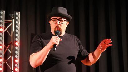 Bild: stg
Helmut Binser begeisterte am Samstag 1200 Besucher in der Kemnather Mehrzweckhalle.