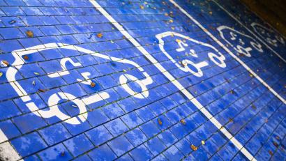 Bild: Julian Stratenschulte/dpa
Nach rund zwei Jahren Förderstopp gibt der Staat wieder Geld für den Kauf von Elektroautos.