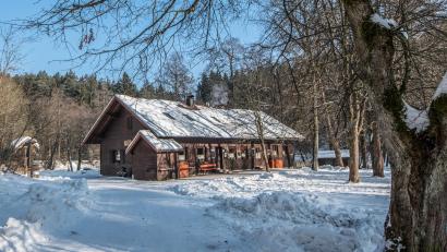 Archivbild: sds
Kündigte der weiße Rauch, der auf diesem Archivbild aus dem Kamin aufsteigt, es schon an? Für die Blockhütte im Waldnaabtal bei Falkenberg gibt es nach zwei Jahren Leerstand endlich einen neuen Pächter. Ab 8. April ist das beliebte Ausflugslokal wieder geöffnet.
