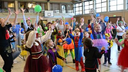 Bild: Michael Welnhofer
Mit Mitmachspielen, Tänzen und Luftballonwerfen waren die Kinder ständig in Aktion. Auch die Erwachsenen machten zur Musik von Markus und Norbert begeistert mit
