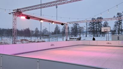 Bild: Carolin Böckl
Die Eisfläche ist beleuchtet, Hintergrundmusik wie in der Eisdisco läuft ebenfalls.