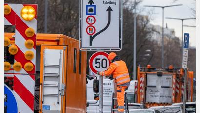 Bild: Peter Kneffel/dpa
Seit Dienstag dürfen Autofahrer wieder mit bis zu 50 Kilometern pro Stunde über die Landshuter Allee fahren. (Archivbild)