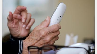 Symbolbild: Roland Weihrauch/dpa
Eine Frau aus Amberg, die von einem Schockanruf betroffen war, erzählt ihre Geschichte.