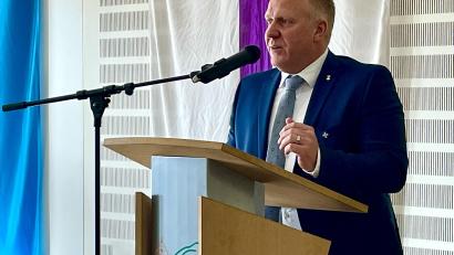 Bild: Gerhard Krones
Marcus Eichenmüller sprach in seiner Rede unter anderem vom Verzeihen, der Fürsorge im menschlichen Miteinander und lobte die Jugend.