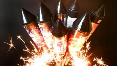 Symbolbild: Roland Weihrauch/dpa
In Kümmersbruck gibt's am 31. Dezember auch heuer ein besonderes Feuerwerk: Sven Weiß überlegt sich dafür immer ein richtiges Konzept. Einfach so – weil's ihm Spaß macht.