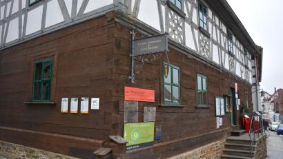 Bild: jr
Die Gäste-Info der Marktgemeinde beinhaltet die Marienbader Heimatstube, die eine der letzten in ganz Deutschland sein soll. Förderanträge für die Restaurierung der Heimatstube wurden gestellt.