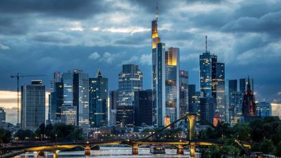 Bild: Boris Roessler/dpa/dpa-tmn
Banken halten sich wegen der Wirtschaftsflaute mit Krediten zurück. (Symbolbild)