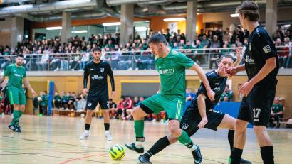 Bild: gud
Der FC OVI/Teunz (grüne Trikots) lädt am Samstagabend wieder zum traditionellen "Fuchsberger-Cup" in die Gymnasiumhalle Oberviechtach. Zudem gibt es am Wochenende noch weitere neun Turniere.