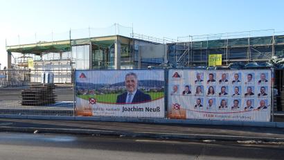 Bild: ll
Am Bauzaun der Supermarkt-Baustelle an der Dornisch-Kreuzung ist schon seit einiger Zeit Wahlwerbung für Bürgermeister Joachim Neuß und die Kandidaten von Aufschwung Auerbach angebracht.