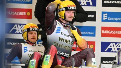 Bild: Martin Schutt/dpa
Die Rennrodel-Weltmeister Hannes Orlamünder (r) und Paul Gubitz (l) fehlen bei den Winterspielen in Italien. (Archivbild)