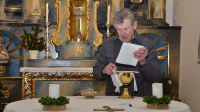 Bild: dob
Mesner Helmut Braun bereitete stets sorgfältig den Altar für die Messen vor. Jetzt will er nur noch aushilfsmäßig Verantwortung übernehmen.