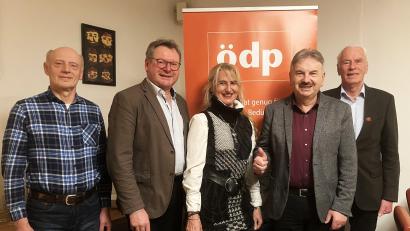 Bild: ÖDP
Von links: Hubert Betz, Stadtrat und Bürgermeisterkandidat in Pfreimd, Martin Prey, Bürgermeister und Kreisrat von Niedermurach, Heidi Eckl, Stadt- und Kreisrätin in Nabburg, Alfred Damm, Stadtrat in Schwandorf, und Arnold Kimmerl, Altbürgermeister und Kreisrat von Pfreimd, eröffneten den Wahlkampf der ÖDP auf Kreisebene.