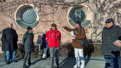 Bild: Wolfgang Steinbacher
Anwohner vom Paradeplatz und der Kasernstraße sowie Interessierte haben sich vor dem Amberger Ring-Theater getroffen, um über die dort geplante Tiefgarageneinfahrt zu reden.