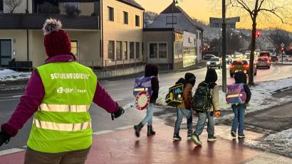 Bild: Petra Hartl
Bei jedem Wetter stehen die Schulweghelfer der Pestalozzi-Schule morgens mit Kelle und Warnweste an Kreuzungen – hier die Ecke Weiherstraße-Rosenberger Straße. Helle Kleidung mit reflektierenden Elementen ist gerade im Winter wichtig.