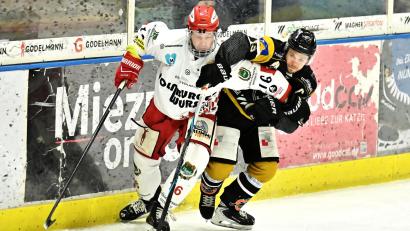 Archivbild: Hubert Ziegler
Kapitän Kevin Schmitt (rechts) und der ERSC Amberg lieferten dem Favoriten Königsbrunn einen beherzten Kampf.